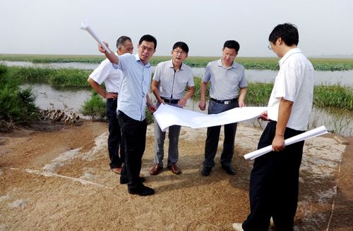 市国土局对漳湖镇申报的两个新增耕地土地整治项目进行实地踏勘